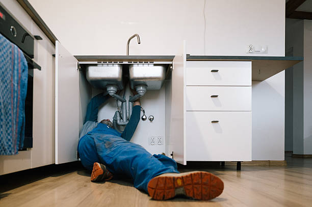 Professional Emergency Plumber technician working in North Springfield, VA